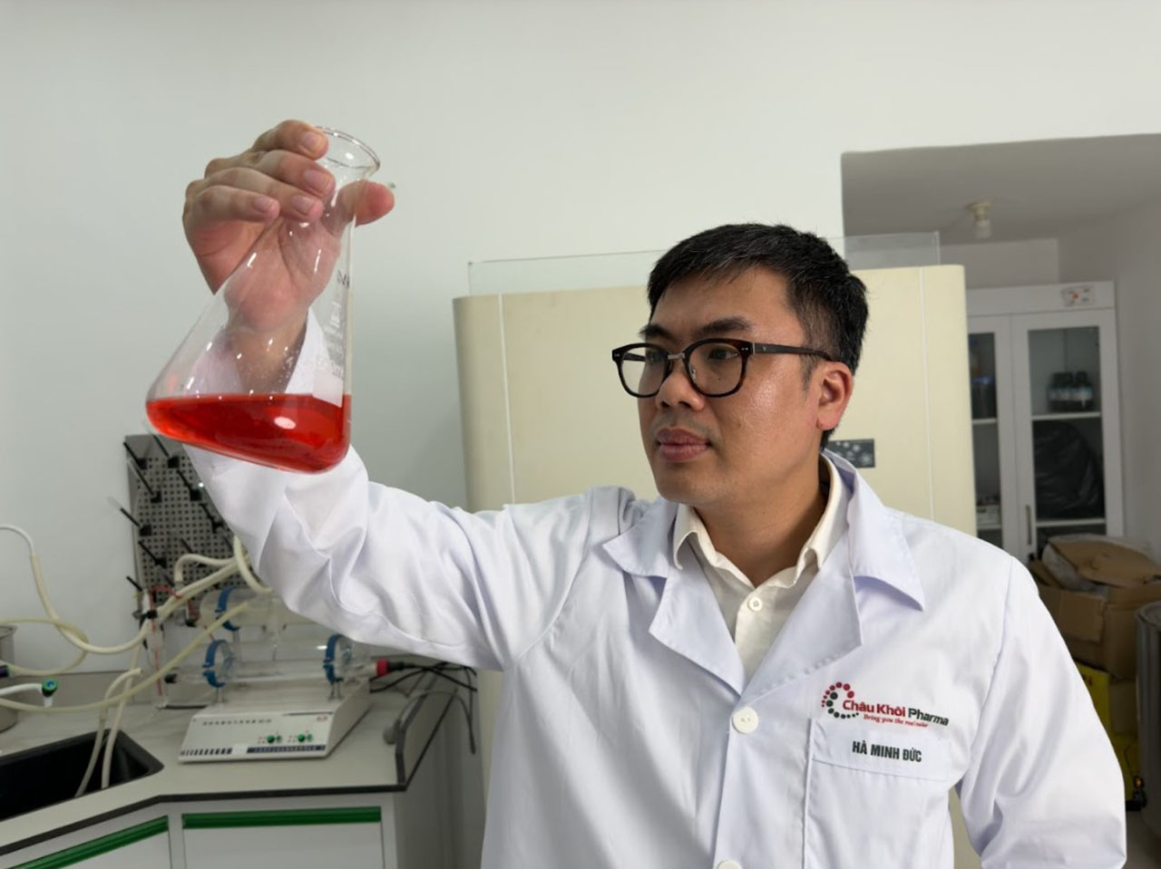 Ch&acirc;u Kh&ocirc;i Pharma thí nghi&ecirc;̣m ph&acirc;n tích thành ph&acirc;̀n hóa học tại phòng Lab hi&ecirc;̣n đại