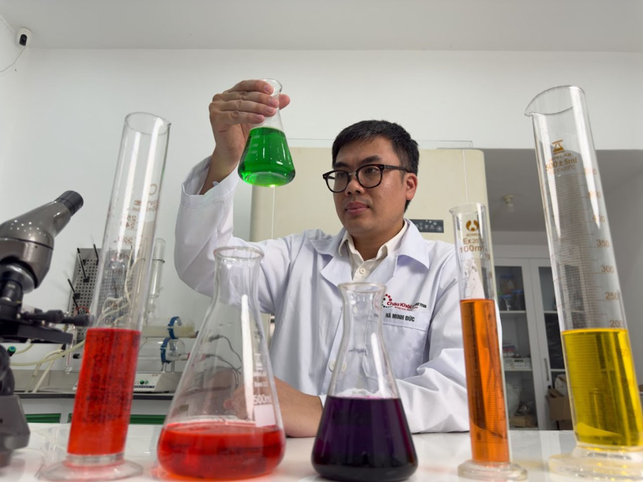 Ch&acirc;u Kh&ocirc;i Pharma thí nghi&ecirc;̣m ph&acirc;n tích thành ph&acirc;̀n hóa học tại phòng Lab hi&ecirc;̣n đại