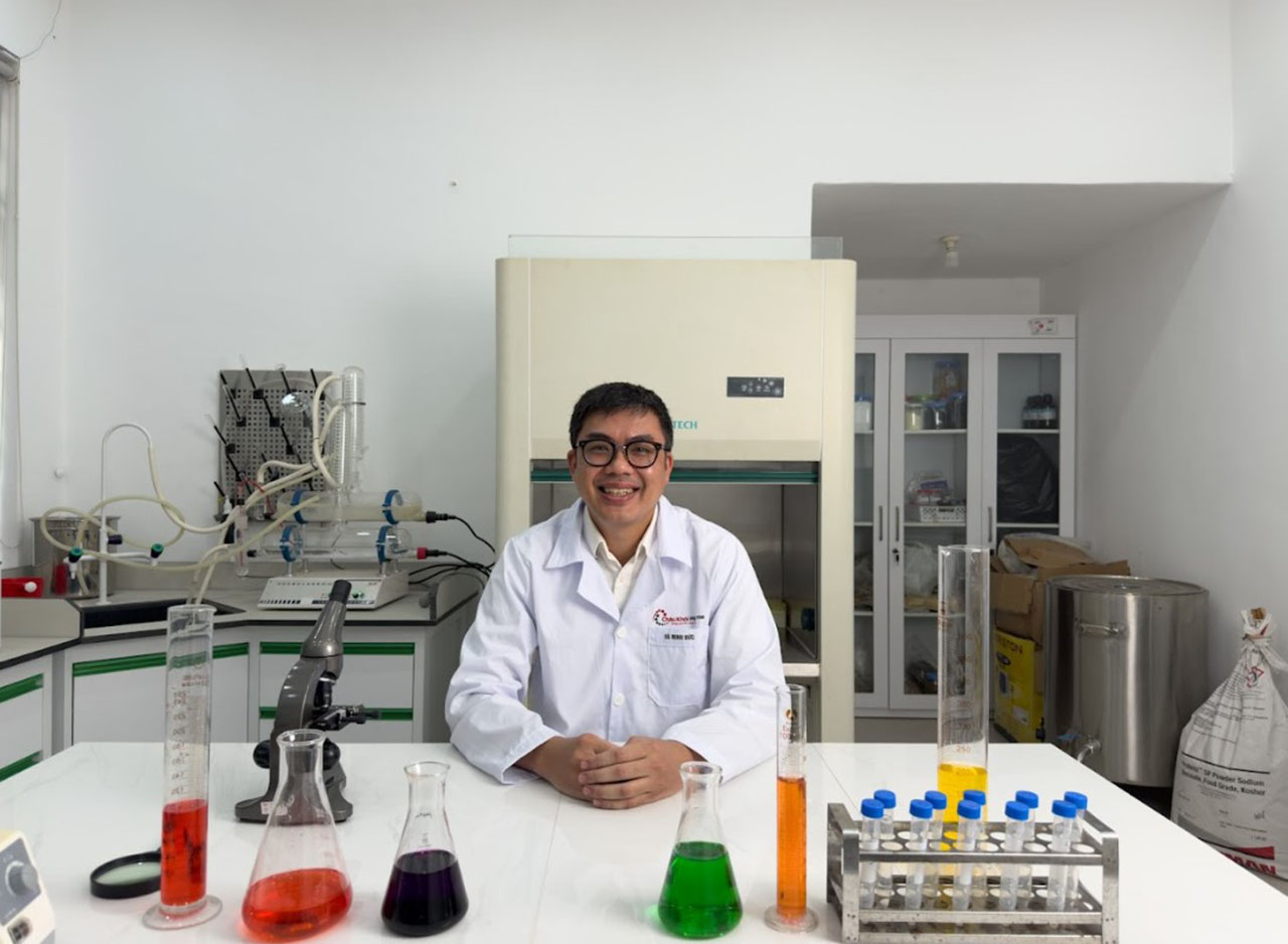 Ch&acirc;u Kh&ocirc;i Pharma thí nghi&ecirc;̣m ph&acirc;n tích thành ph&acirc;̀n hóa học tại phòng Lab hi&ecirc;̣n đại