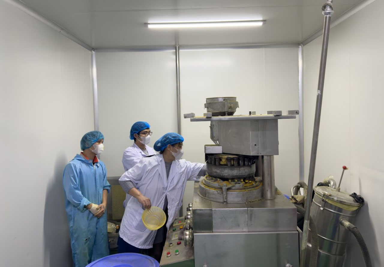 Ch&acirc;u Kh&ocirc;i Pharma ki&ecirc;̉m soát trang thi&ecirc;́t bị quy trình trực ti&ecirc;́p tại nhà máy
