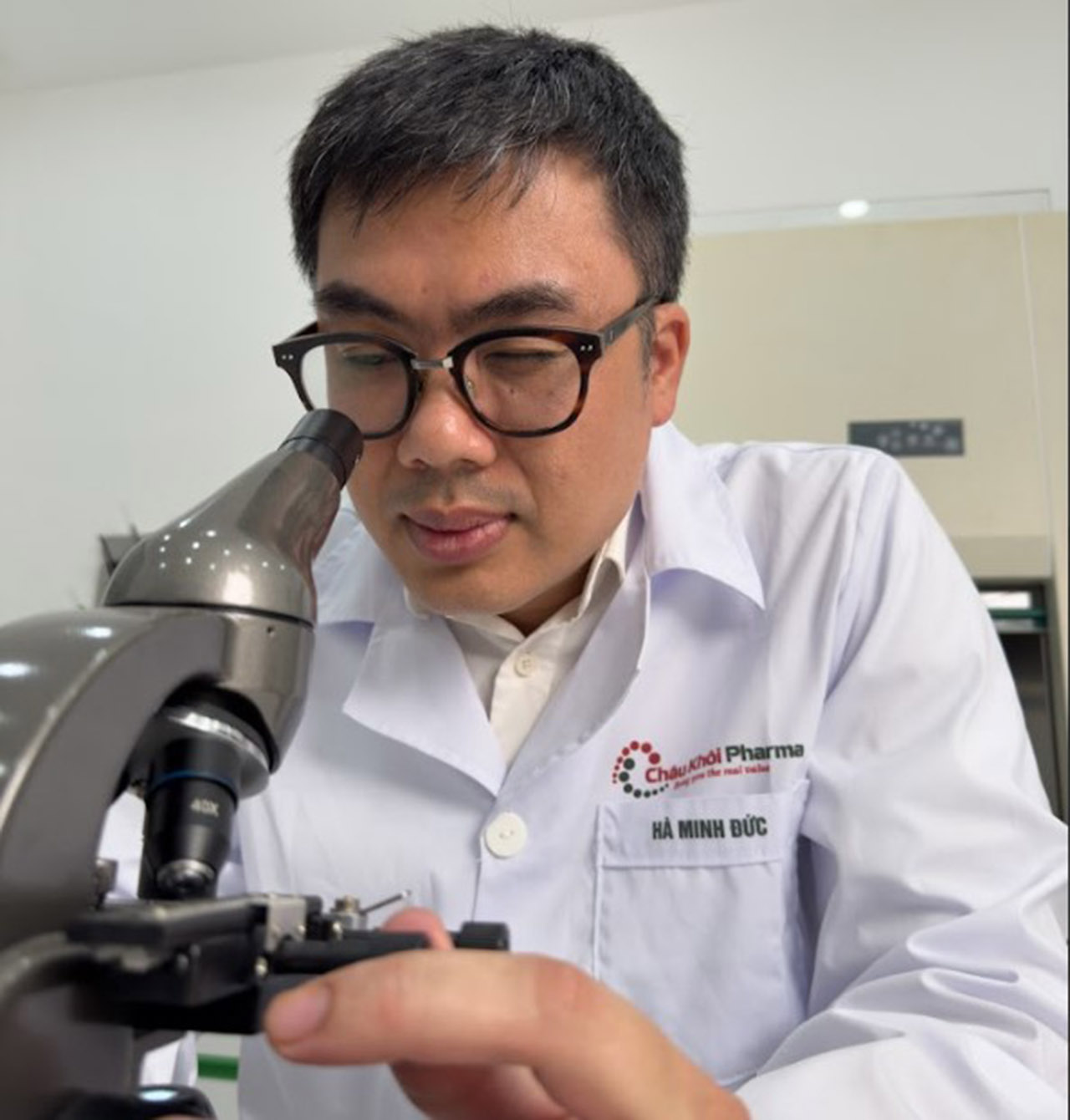 Chuy&ecirc;n gia tại Ch&acirc;u Kh&ocirc;i Pharma kiểm nghiệm chất lượng trong ph&ograve;ng th&iacute; nghiệm