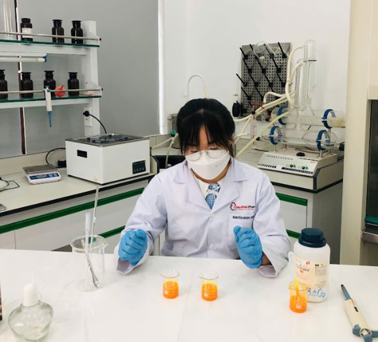 Ch&acirc;u Kh&ocirc;i Pharma kiểm nghiệm chất lượng trong ph&ograve;ng th&iacute; nghiệm