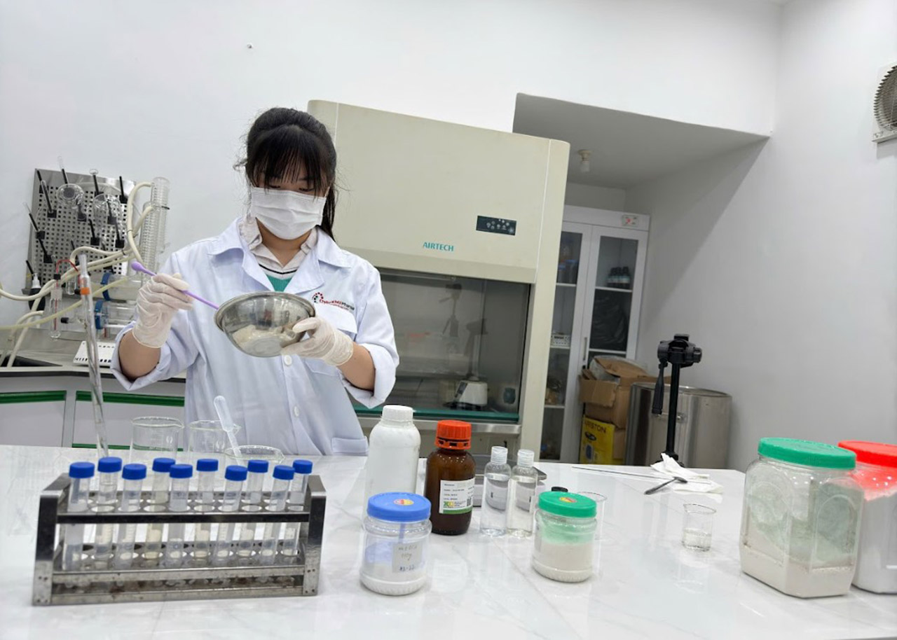 Ch&acirc;u Kh&ocirc;i Pharma kiểm nghiệm chất lượng trong ph&ograve;ng th&iacute; nghiệm
