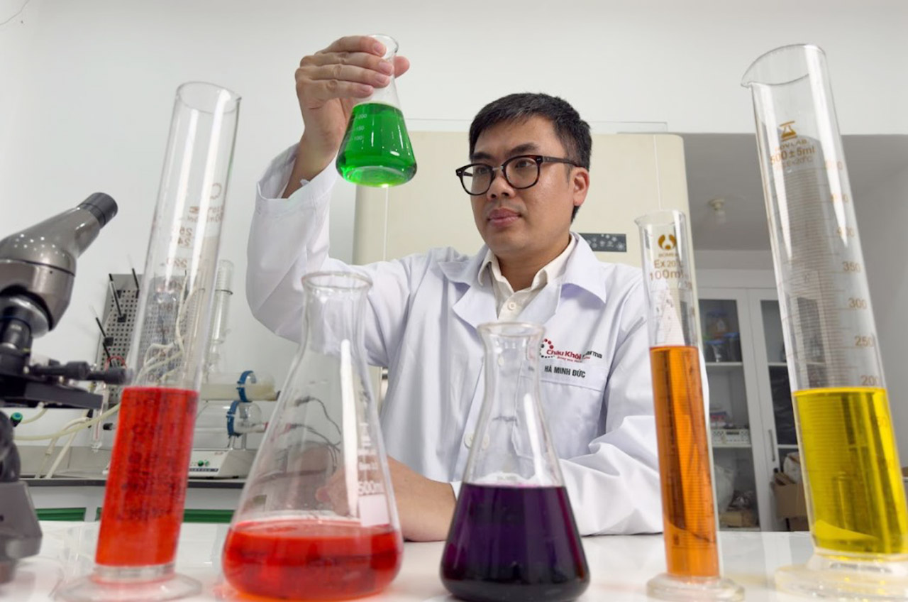 Chuy&ecirc;n gia tại Ch&acirc;u Kh&ocirc;i Pharma kiểm nghiệm chất lượng trong ph&ograve;ng th&iacute; nghiệm