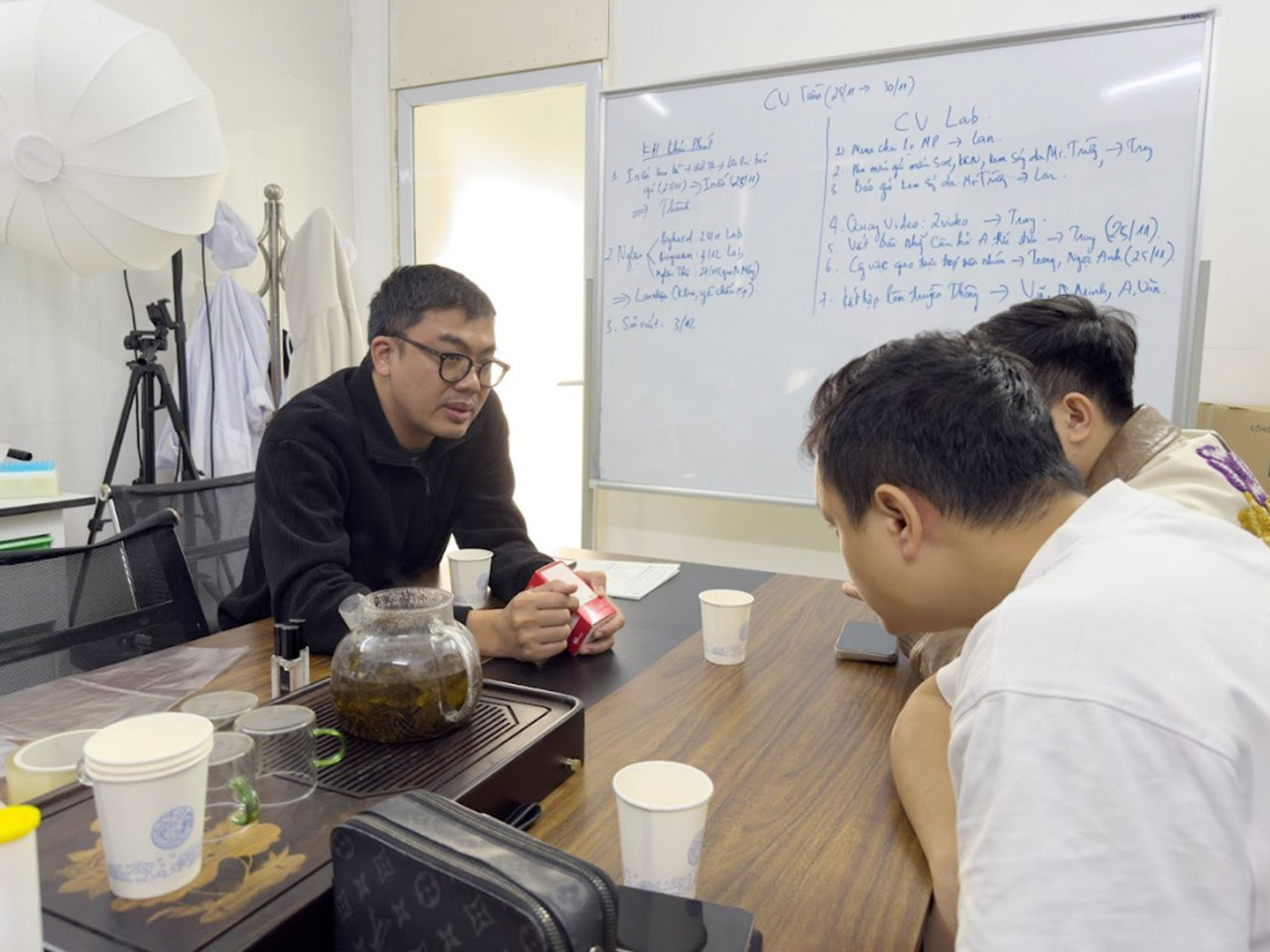 Chuy&ecirc;n gia tại Ch&acirc;u Kh&ocirc;i Pharma tư v&acirc;́n chuy&ecirc;n nghi&ecirc;̣p chính xác đúng v&acirc;́n đ&ecirc;̀ cho khách hàng, đ&ocirc;́i tác