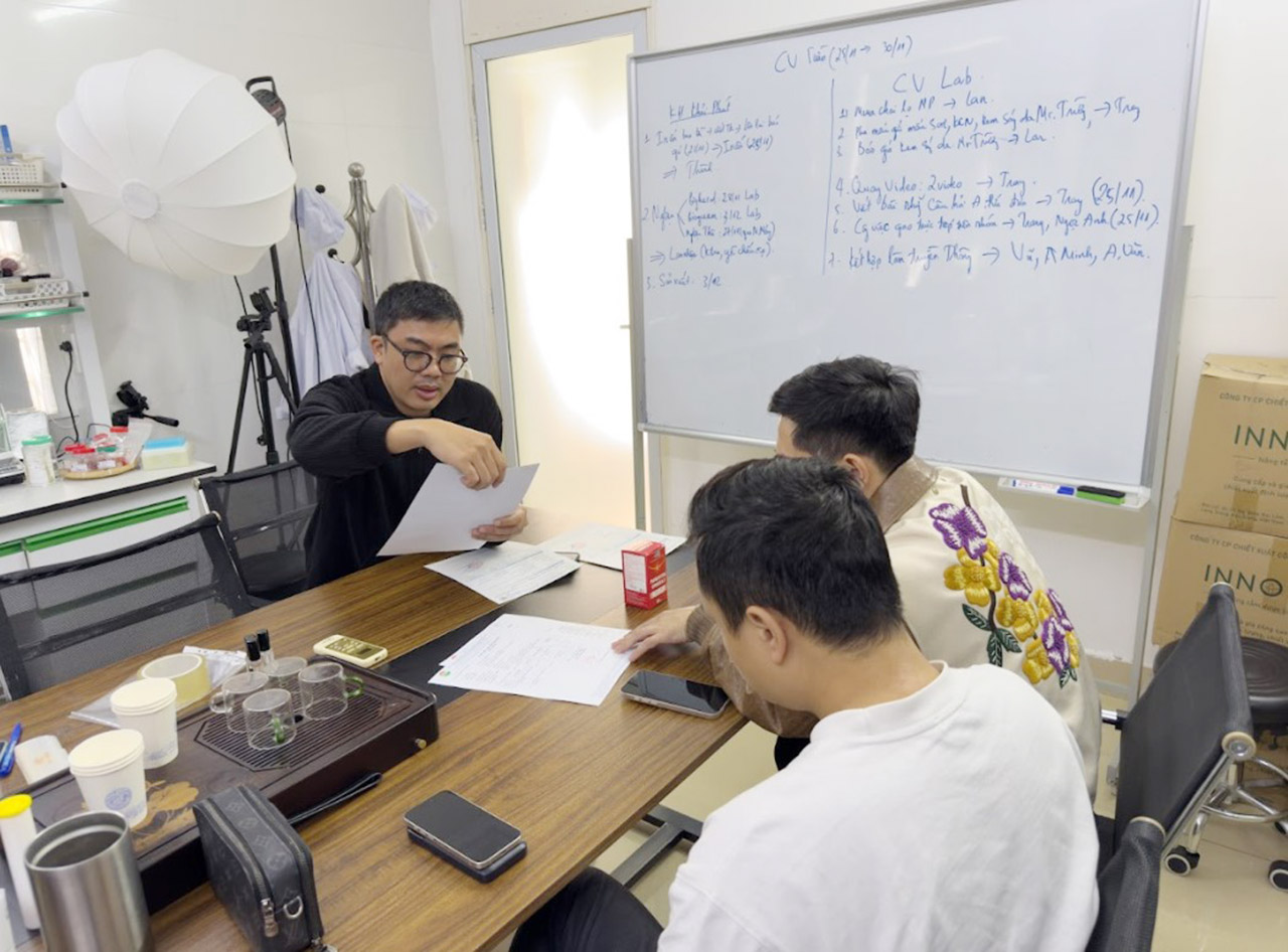 Chuy&ecirc;n gia tại Ch&acirc;u Kh&ocirc;i Pharma tư v&acirc;́n chuy&ecirc;n nghi&ecirc;̣p chính xác đúng v&acirc;́n đ&ecirc;̀ cho khách hàng, đ&ocirc;́i tác